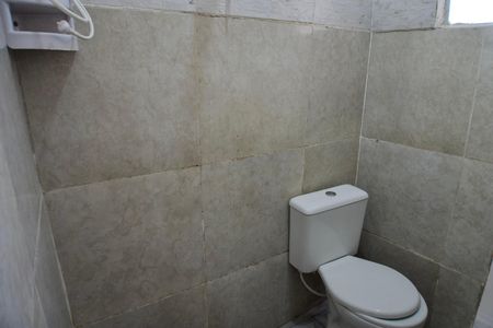 Banheiro de kitnet/studio para alugar com 1 quarto, 28m² em Parque Pedro Ii, Belo Horizonte