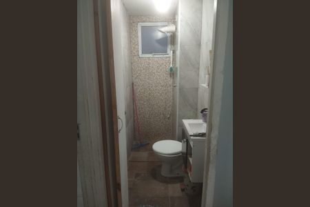 Banheiro de apartamento para alugar com 2 quartos, 38m² em Jardim das Oliveiras, Itaquaquecetuba
