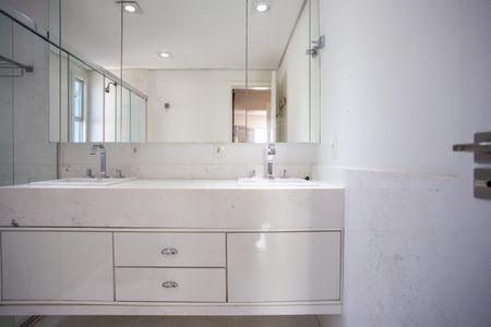 Apartamento à venda com 167m², 3 quartos e 2 vagas Apartamento à venda com 167m², 3 quartos e 2 vagasBanheiro da Suíte 2