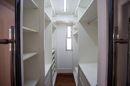 Apartamento à venda com 167m², 3 quartos e 2 vagas Apartamento à venda com 167m², 3 quartos e 2 vagasCloset da suíte 2