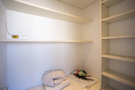 Apartamento à venda com 167m², 3 quartos e 2 vagas Apartamento à venda com 167m², 3 quartos e 2 vagasQuarto de Serviço