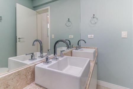 Apartamento para alugar com 175m², 4 quartos e 3 vagas Apartamento para alugar com 175m², 4 quartos e 3 vagasBanheiro da Suíte 2