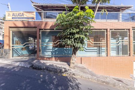 Casa para alugar com 469m², 4 quartos e 2 vagas Casa para alugar com 469m², 4 quartos e 2 vagasFachada