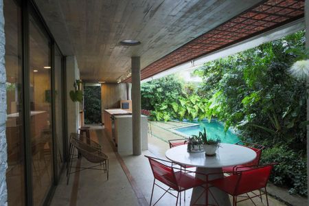 Casa à venda com 520m², 4 quartos e 2 vagas Casa à venda com 520m², 4 quartos e 2 vagasÁrea externa