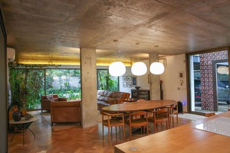 Casa à venda com 520m², 4 quartos e 2 vagas Casa à venda com 520m², 4 quartos e 2 vagasSala