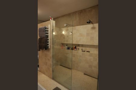 Casa à venda com 520m², 4 quartos e 2 vagas Casa à venda com 520m², 4 quartos e 2 vagasBanheiro da Suíte 1