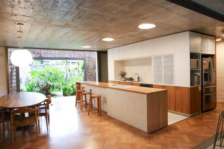 Casa à venda com 520m², 4 quartos e 2 vagas Casa à venda com 520m², 4 quartos e 2 vagasCozinha