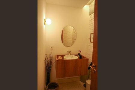 Casa à venda com 520m², 4 quartos e 2 vagas Casa à venda com 520m², 4 quartos e 2 vagasLavabo
