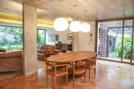Casa à venda com 520m², 4 quartos e 2 vagas Casa à venda com 520m², 4 quartos e 2 vagasSala