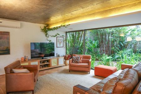 Casa à venda com 520m², 4 quartos e 2 vagas Casa à venda com 520m², 4 quartos e 2 vagasSala