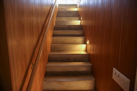 Casa à venda com 520m², 4 quartos e 2 vagas Casa à venda com 520m², 4 quartos e 2 vagasEscada