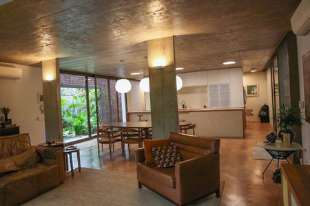Casa à venda com 520m², 4 quartos e 2 vagas Casa à venda com 520m², 4 quartos e 2 vagasSala