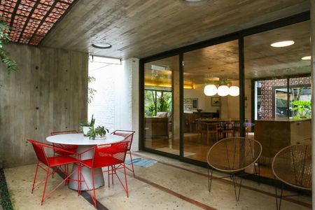 Casa à venda com 520m², 4 quartos e 2 vagas Casa à venda com 520m², 4 quartos e 2 vagasÁrea externa