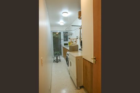 Casa à venda com 520m², 4 quartos e 2 vagas Casa à venda com 520m², 4 quartos e 2 vagasÁrea de Serviço