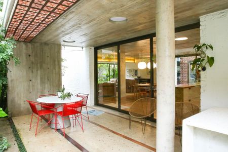 Casa à venda com 520m², 4 quartos e 2 vagas Casa à venda com 520m², 4 quartos e 2 vagasÁrea externa