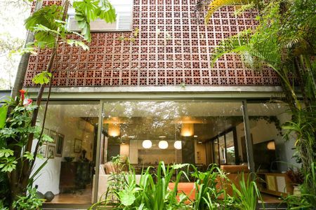 Casa à venda com 520m², 4 quartos e 2 vagas Casa à venda com 520m², 4 quartos e 2 vagasÁrea externa