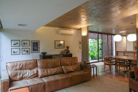 Casa à venda com 520m², 4 quartos e 2 vagas Casa à venda com 520m², 4 quartos e 2 vagasSala