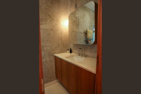 Casa à venda com 520m², 4 quartos e 2 vagas Casa à venda com 520m², 4 quartos e 2 vagasBanheiro da Suíte 4