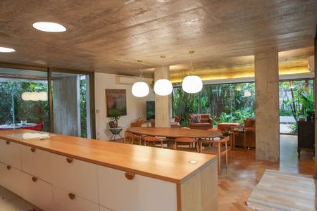 Casa à venda com 520m², 4 quartos e 2 vagas Casa à venda com 520m², 4 quartos e 2 vagasSala