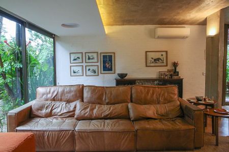 Casa à venda com 520m², 4 quartos e 2 vagas Casa à venda com 520m², 4 quartos e 2 vagasSala