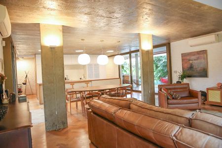 Casa à venda com 520m², 4 quartos e 2 vagas Casa à venda com 520m², 4 quartos e 2 vagasSala