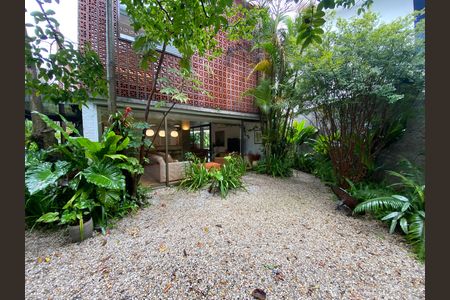 Casa à venda com 520m², 4 quartos e 2 vagas Casa à venda com 520m², 4 quartos e 2 vagasFachada