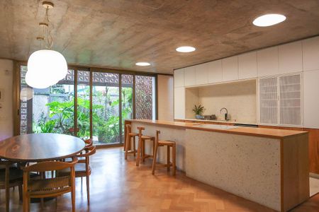 Casa à venda com 520m², 4 quartos e 2 vagas Casa à venda com 520m², 4 quartos e 2 vagasSala