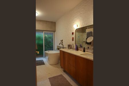 Casa à venda com 520m², 4 quartos e 2 vagas Casa à venda com 520m², 4 quartos e 2 vagasBanheiro da Suíte 1