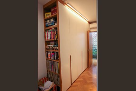 Casa à venda com 520m², 4 quartos e 2 vagas Casa à venda com 520m², 4 quartos e 2 vagasSuíte 3
