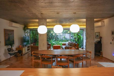 Casa à venda com 520m², 4 quartos e 2 vagas Casa à venda com 520m², 4 quartos e 2 vagasSala