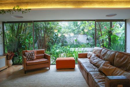 Casa à venda com 520m², 4 quartos e 2 vagas Casa à venda com 520m², 4 quartos e 2 vagasSala