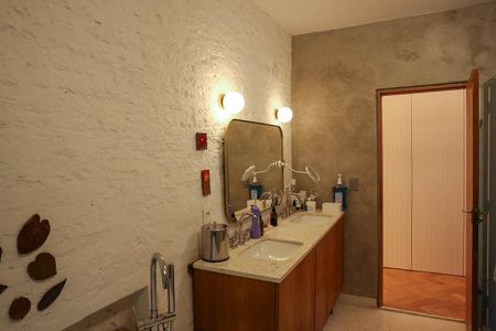 Casa à venda com 520m², 4 quartos e 2 vagas Casa à venda com 520m², 4 quartos e 2 vagasBanheiro da Suíte 1