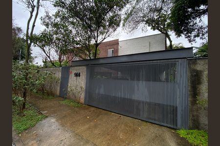 Casa à venda com 520m², 4 quartos e 2 vagas Casa à venda com 520m², 4 quartos e 2 vagasFachada