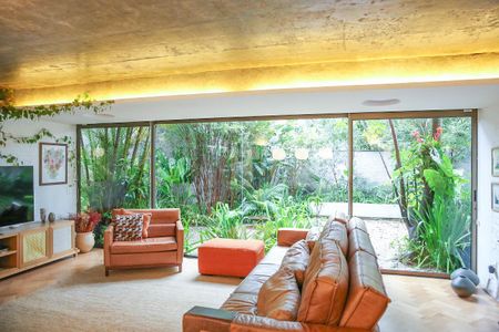 Casa à venda com 520m², 4 quartos e 2 vagas Casa à venda com 520m², 4 quartos e 2 vagasSala