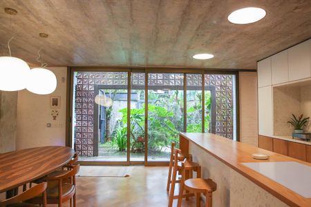 Casa à venda com 520m², 4 quartos e 2 vagas Casa à venda com 520m², 4 quartos e 2 vagasSala