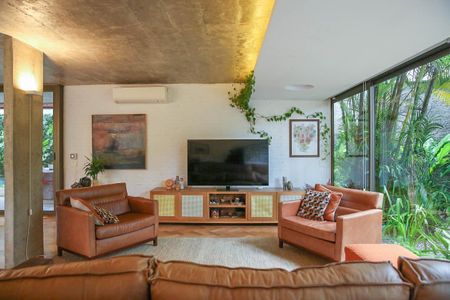 Casa à venda com 520m², 4 quartos e 2 vagas Casa à venda com 520m², 4 quartos e 2 vagasSala