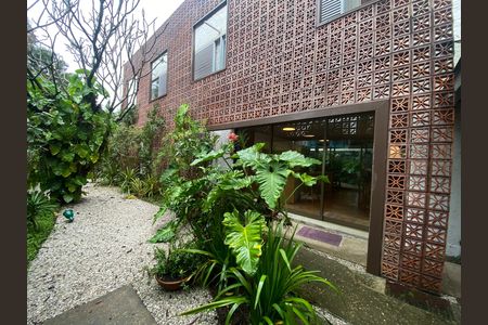 Casa à venda com 520m², 4 quartos e 2 vagas Casa à venda com 520m², 4 quartos e 2 vagasFachada
