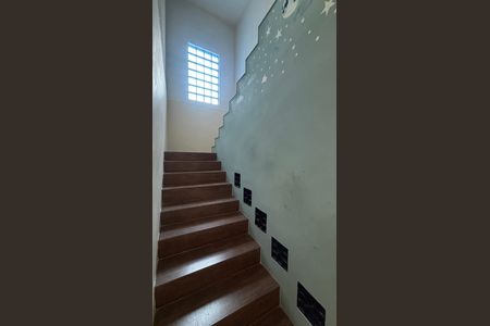 Casa para alugar com 235m², 3 quartos e 2 vagasEscada