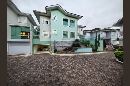 Casa de condomínio à venda com 637m², 3 quartos e 5 vagasFachada da casa