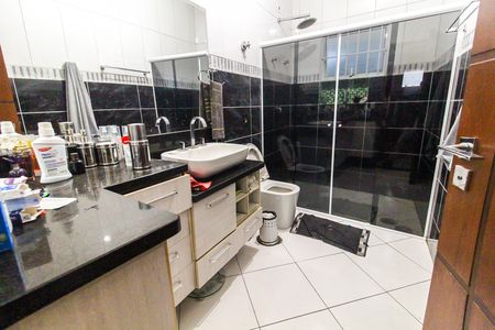 Casa para alugar com 336m², 3 quartos e 2 vagasBanheiro da Suíte