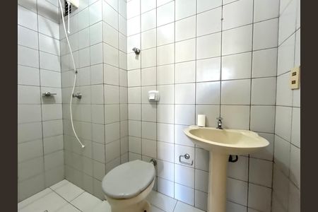 Apartamento para alugar com 105m², 3 quartos e 2 vagasBanheiro da área de serviço 
