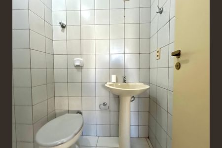 Apartamento para alugar com 105m², 3 quartos e 2 vagasBanheiro da área de serviço 