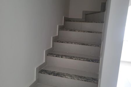 Escadas de apartamento para alugar com 2 quartos, 70m² em Parque Nossa Sra. da Penha, Duque de Caxias