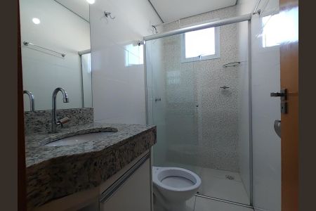 Banheiro de apartamento para alugar com 1 quarto, 48m² em Tubalina, Uberlândia