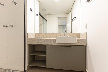 Banheiro de apartamento à venda com 1 quarto, 45m² em Indianópolis, São Paulo