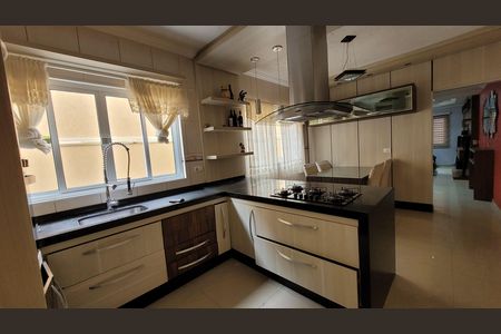 Casa de condomínio para alugar com 280m², 4 quartos e 2 vagasCozinha