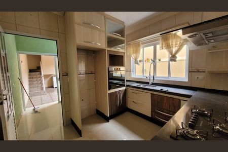 Casa de condomínio para alugar com 280m², 4 quartos e 2 vagasCozinha