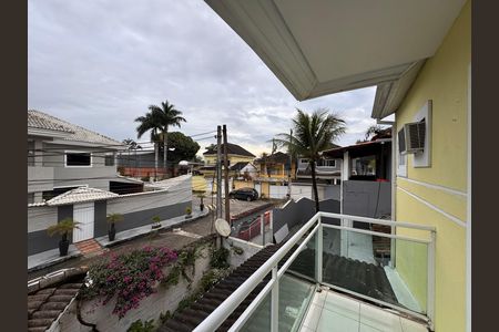 Casa de condomínio à venda com 180m², 3 quartos e 2 vagasSuíte 1 - Varanda