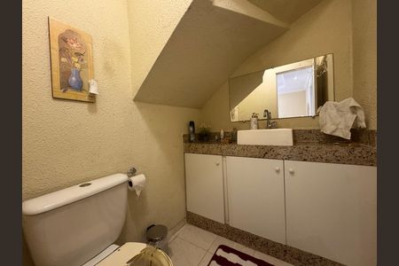 Casa de condomínio à venda com 180m², 3 quartos e 2 vagasLavabo