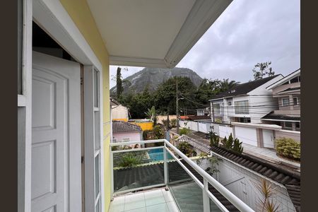 Casa de condomínio à venda com 180m², 3 quartos e 2 vagasSuíte 1 - Varanda